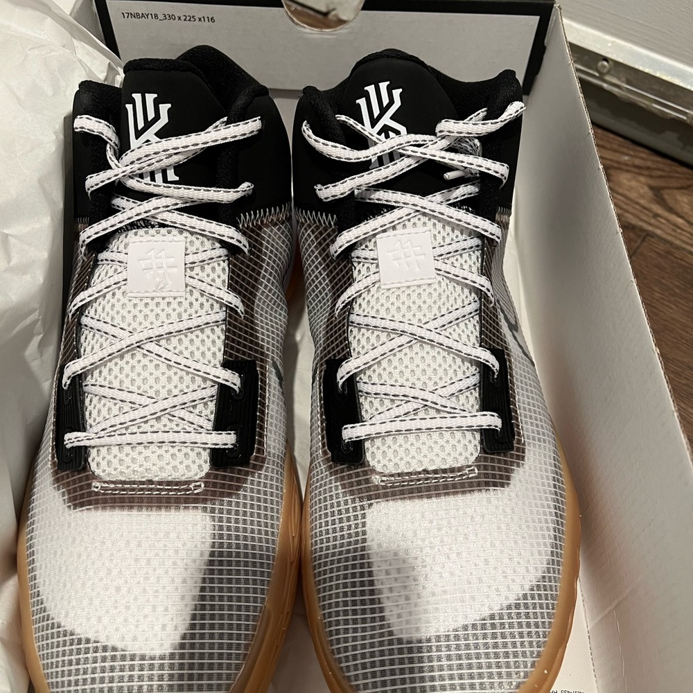 KYRIE FLYTRAP MENS, new in box, size 10